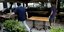 Εστίαση: Δυο εργαζόμενοι καφετέριας μετακινούν τραπεζοκαθίσματα