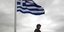 Ελληνική και Τουρκική σημαία πίσω από Ελληνα φαντάρο στους Κήπους Εβρου