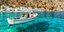 Καΐκι σε γαλαζοπράσινα νερά στην Κρήτη