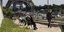 Πολίτες στη Γαλλία απολαμβάνουν τον ήλιο μπροστά στον Πύργο του Άιφελ με μάσκες