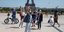 Γαλλία τουρίστες με μάσκα μπροστά στον πύργο του Άιφελ