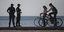 Η γαλλική αστυνομία σταματά ποδηλάτες στην παραλία 