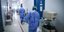 Γιατροί σε διάδρομο μονάδας για τον κορωνοϊό στο νοσοκομείο Σωτηρία