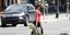 Γυναίκα στις ΗΠΑ κουβαλά ψώνια φορώντας μάσκα για τον κορωνοϊό