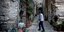 Ηλικιωμένη μπαίνει στο σπίτι της σε χωριό στη Χίο