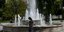 Γυναίκα με μάσκα περπατά στην πλατεία Συντάγματος