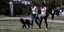 άρση μέτρων / δυο κοπέλες περπατούν με ένα σκύλο