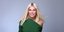 Η παρουσιάστρια Κατερίνα Καινούριου με πράσινο φόρεμα σε φωτογράφηση για το OPEN