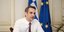 Ο Κυριάκος Μητσοτάκης μπροστά από σημαίες της Ελλάδας και της ΕΕ