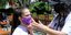 Κορίτσι φορά μάσκα για κορωνοϊό σε πάρκο 