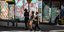 Κοπέλες περπατούν αμέριμνες εν μέσω κορωνοϊού στην Νέα Υόρκη