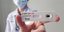 Μια νοσηλεύτρια κρατά ένα rapid test για τον κορωνοϊό