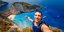Τουρίστας φωτογραφίζεται με φόντο το Ναυάγιο της Ζακύνθου