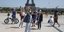 Τουρίστες με μάσκες μπροστά από τον Πύργο του Άιφελ 