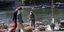 Γάλλοι πολίτες κάνουν βόλτα στις όχθες του Σηκουάνα, τηρώντας αποστάσεις και φορώντας μάσκες για τον κορωνοϊό