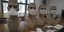 Κούκλες φορούν διαφορετικές εκδοχές μάσκας που δοκιμάζουν οι Αρχές για την προστασία από τον κορωνοϊό στη Γαλλία