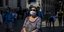 Γυναίκα με μάσκα για τον κορωνοϊό διαδηλώνει στην Ισπανία