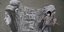 Πολίτης στη Γαλλία μπροστά από γκράφιτι για τον κορωνοϊό