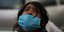 Γυναίκα με γαλάζια μάσκα στο Μεξικό
