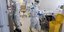 Άνδρες με ειδικές στολές και μάσκες σε νοσοκομείο αναφορά για τον κορωνοϊό στη Ρωσία