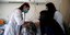 Φοιτήτριες ιατρικής εξετάζουν ασθενή στο νοσοκομείο «Σωτηρία»