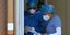 Νοσοκόμες στο Μεξικό κοιτάζουν χαρτιά για κορωνοϊό