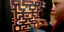 Παιδί παίζει σε ρετρό συσκευή Pac-Man