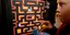 Παιδί παίζει σε ρετρό συσκευή Pac-Man