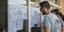 Πανελλαδικές 2020: Ενας υποψήφιος των περυσινών εξετάσεων κοιτάζει πίνακες αποτελεσμάτων