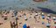Κόσμος στο καβούρι προσπαθεί να τηρήσει αποστάσεις στην παραλία