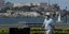 Αμερικανός περπατά με μάσκα για τον κορωνοϊό με φόντο τις φυλακές Αλκατράζ