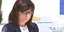 Η Κατερίνα Σακελλαροπούλου δίπλα στην πλακέτα για τα θύματα της Marfin