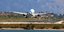 Πτήσεις: Eνα αεροσκάφος προσγειώνεται σε νησιωτικό αεροδρόμιο της Ελλάδας