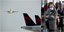 Πτήσεις: Φωτογραφία από ένα αεροσκάφος που απογειώνεται και έναν επιβάτη με μάσκα