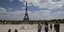 Κόσμος μπροστά στον πύργο του Άιφελ στο Παρίσι