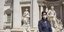 Γυναίκα με μάσκα μπροστά από την Φοντάνα Ντι Τρέβι, στη Ρώμη της Ιταλίας