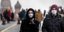 Πολίτες περπατούν με μάσκες στη Ρωσία