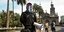 Αστυνομικός σε πλατεία του Σαντιάγο με μάσκα για κορωνοϊό και τηλεβόα