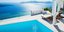 Πισίνα και ξαπλώστρες σε ξενοδοχείο στην Σαντορίνη