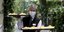 Σερβιτόρος με δύο δίσκους στα χέρια και μάσκα προστασίας από τον κορωνοϊό στην Αυστρία
