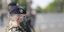 Στρατιώτης με μπερέ και χακί μάσκα στη Γαλλία εν μέσω πανδημία του κορωνοϊού