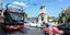 Τουρισμός: Ενα τουριστικό λεωφορείο μπροστά από τη Διονυσίου Αρεοπαγίτου