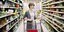 Μια γυναίκα ψωνίζει τρόφιμα σε σούπερ μάρκετ