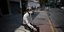 Ηλικιωμένος κάθεται σε παγκάκι με μάσκα για τον κορωνοϊό στην Βενεζουέλα