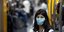 Γυναίκα σε μετρό στην Βραζιλία με μάσκα για τον κορωνοϊό