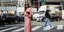 γυναίκα με ροζ φόρεμα και γυαλιά στην εβδομάδα μόδας