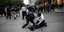Αστυνομικοί συλλαμβάνουν διαδηλωτή στη Νέα Υόρκη 
