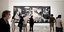Επισκέπτες στο μουσείο Ρέινα Σοφία, στη Μαδρίτη, παρατηρούν την Γκουέρνικα του Πικάσο, μετά την επαναλειτουργία του χώρου