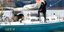 O Χουάν Μανουέλ Μπαλεστέρο πάνω στο σκάφος του στο Μαρ Ντελ Πλάτα της Αργεντινής