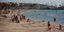 Λουόμενοι σε παραλία της Πάλμα δε Μαγιόρκα στην Ισπανία